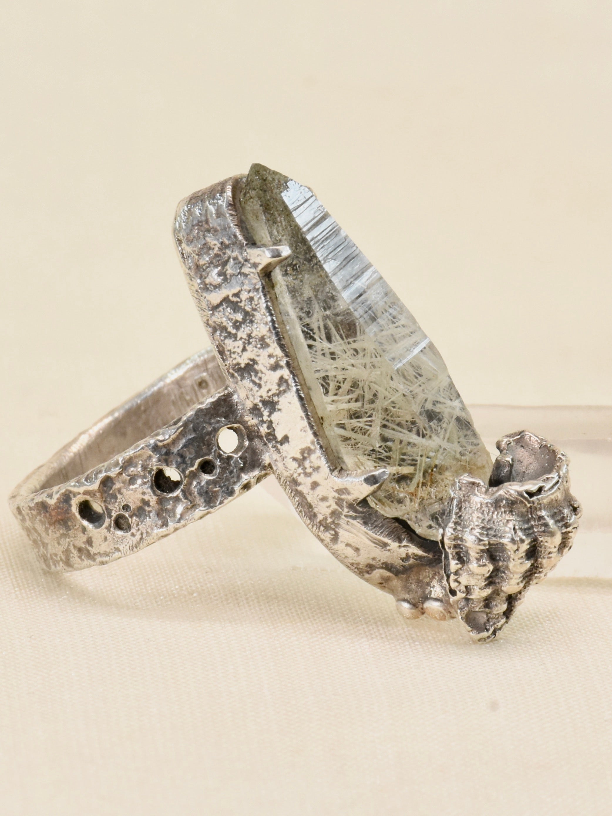 ガネーシュヒマール水晶と貝のリング