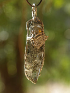 ガネーシュヒマール水晶とラブラドライトの蝶ペンダント